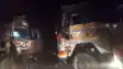 शराब से लदे एक ट्रक और दूसरे ट्रक के बीच आमने-सामने की जोरदार टक्कर, दारू की बोतल लूटने के लिए मची होड़