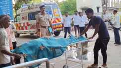 Fake doctor - थ्री इडियट वाला सीन दोहराने की कोशिश, फर्जी डॉक्टर ने वीडियो कॉल पर कराई डिलिवरी, लेकिन प्रसुता की हुई मौत