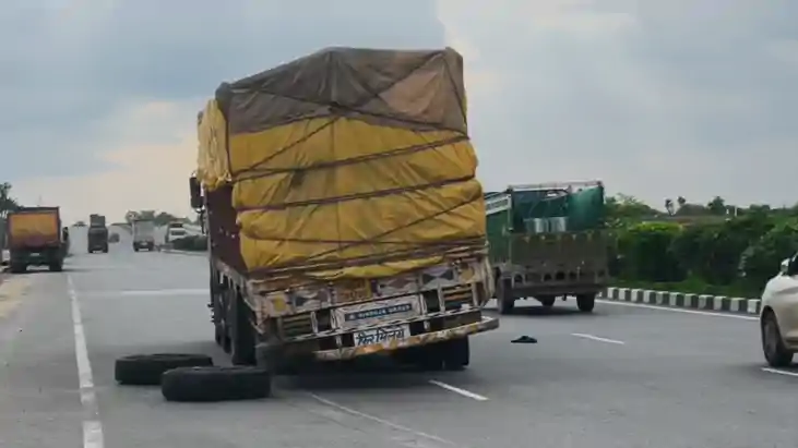 KAIMUR NEWS : तेज रफ़्तार ट्रक से निकलकर मोटरसाइकिल से टकराया KAIMUR NEWS : तेज रफ़्तार ट्रक से निकलकर मोटरसाइकिल से टकराया