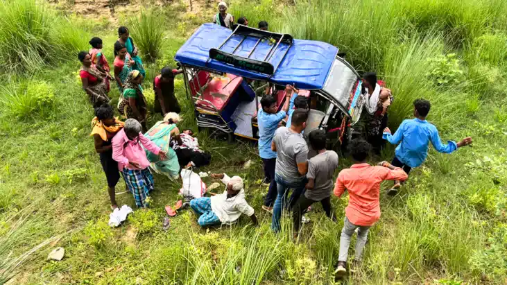 Bihar Road Accident : शेखपुरा में अनियंत्रित ई-रिक्शा ने नहर Bihar Road Accident : शेखपुरा में अनियंत्रित ई-रिक्शा ने नहर