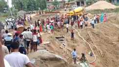 गया में बड़ा हादसा: निर्माणाधीन पुल की मिट्टी धंसने से मजदूर की मलबे में दबकर मौत, मुआवजे की मांग पर भारी हंगामा
