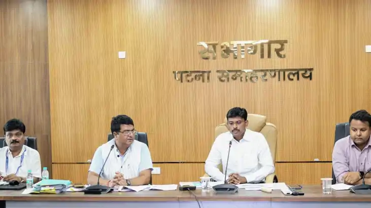 Patna News : पटना डीएम ने चार अंचल अधिकारियों के वेतन पर लगा Patna News : पटना डीएम ने चार अंचल अधिकारियों के वेतन पर लगा