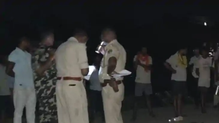 Bihar Accident - नवादा में सड़क हादसा, अज्ञात वाहन की टक्कर Bihar Accident - नवादा में सड़क हादसा, अज्ञात वाहन की टक्कर