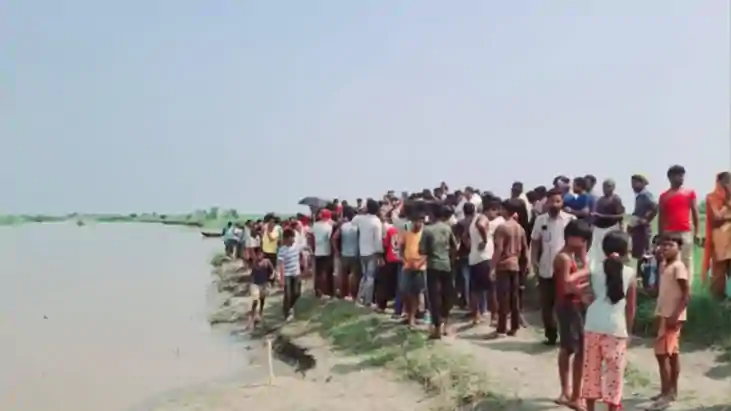 Boat Capsizes in Kosi River Several Farmers Rescued