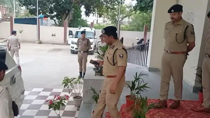 Bihar News : दारोगा जी की गयी नौकरी ! शादी का झांसा देकर महि
