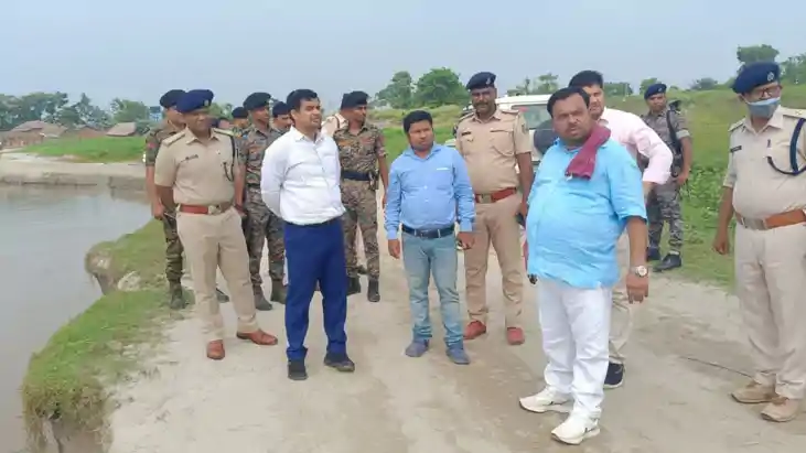 सुपौल में नाव पलटने से मची अफरा-तफरी, डीएम-एसपी की तत्परता स