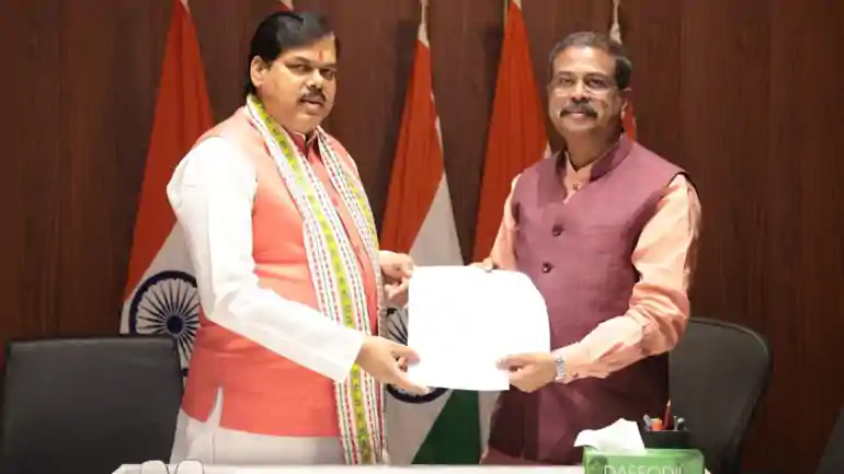 शिक्षा क्रांति की ओर बिहार का ऐतिहासिक कदम: 695 आदर्श विद्यालय, 25,220 स्मार्ट क्लास और 2,577 ICT लैब्स से बदलेगी तस्वीर