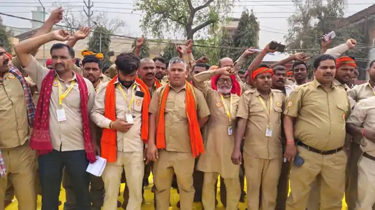 Bihar News: स्टीयरिंग थामे हाथों की हुंकार, हक के लिए सड़क स