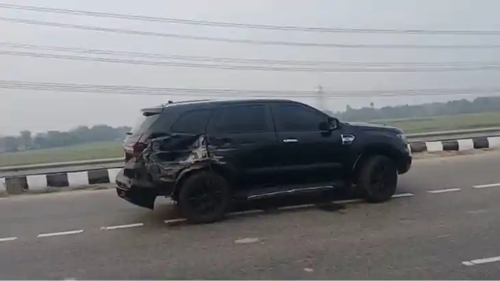 बाढ़ में पूर्व मंत्री की फॉर्च्यूनर को ट्रैक्टर ने मारी टक्क