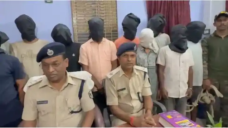 नवादा में साइबर अपराधियों के खिलाफ बड़ी कार्रवाई: 11 ठग गिरफ