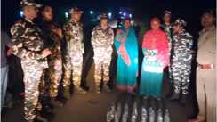 भारत-नेपाल सीमा पर एसएसबी और पुलिस की बड़ी कार्रवाई, नेपाली शराब और एक लाख से अधिक नकदी के साथ दो महिला गिरफ्तार