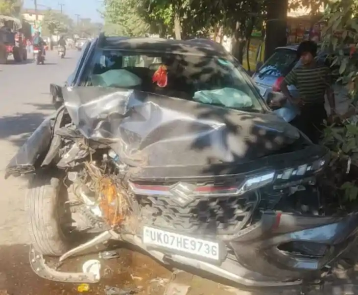 देहरादून में पेड़ से टकराई तेज रफ्तार कार, बिहार के इंजीनियर