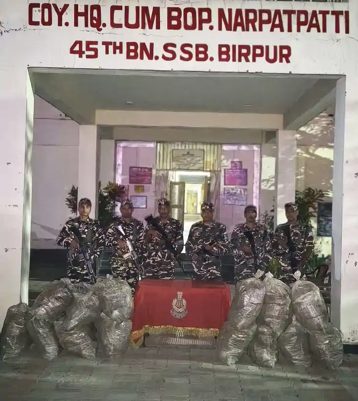 360 लीटर नेपाली शराब जब्त ,तस्कर कोसी नदी में छलांग लगा कर भ