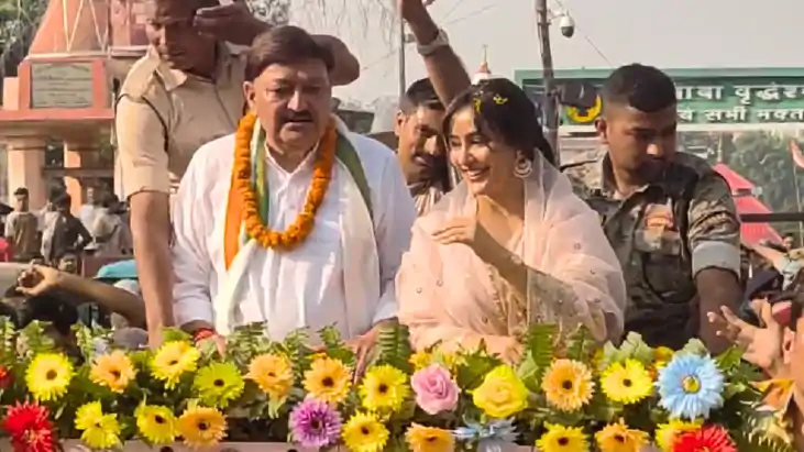 Bihar Election 2025 : बॉलीवुड अभिनेत्री नेहा शर्मा ने भागलपु