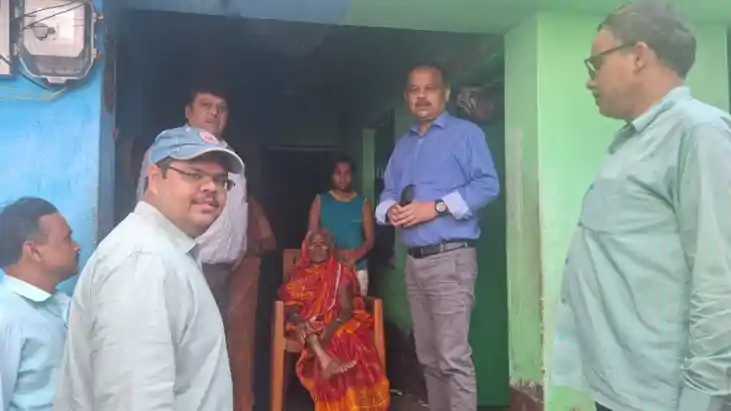 107 वर्ष की बुजुर्ग मतदाता से मिले सहरसा डीएम, मतदान के लिए 107 वर्ष की बुजुर्ग मतदाता से मिले सहरसा डीएम, मतदान के लिए