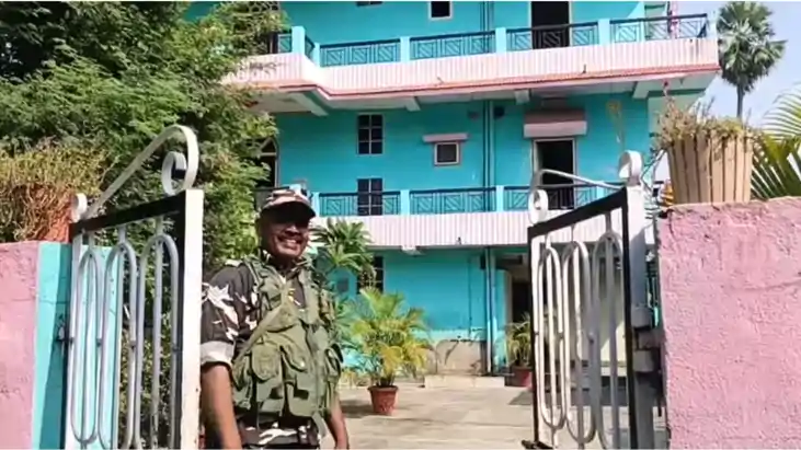 Bihar Crime : चुनाव से पहले पटना पुलिस ने पूर्व मुखिया के घर Bihar Crime : चुनाव से पहले पटना पुलिस ने पूर्व मुखिया के घर
