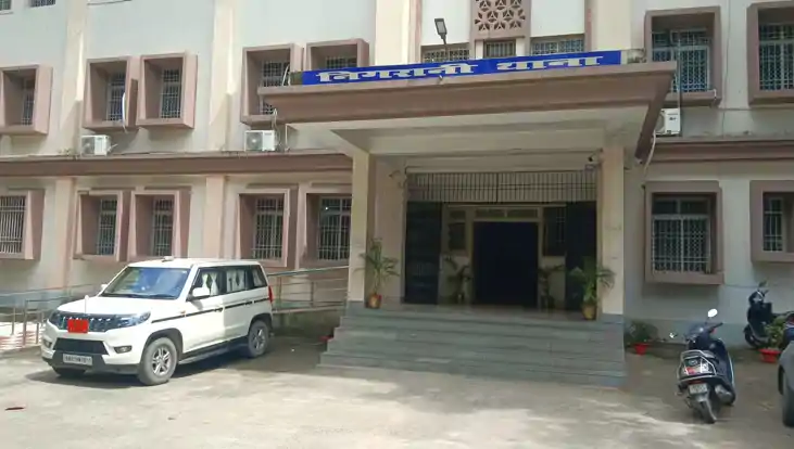 निगरानी टीम ने डाटा इंट्री ऑपरेटर को घुस लेते रंगे हाथ किया निगरानी टीम ने डाटा इंट्री ऑपरेटर को घुस लेते रंगे हाथ किया