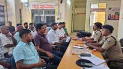 दुर्गा पूजा को लेकर सदर थाना में शांति समिति की बैठक: डीजे बजाने पर पूरी तरह प्रतिबंध, संवेदनशील स्थलों पर रहेगी विशेष निगरानी