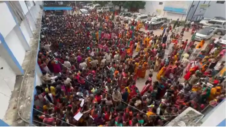 नवादा में 3 डिसमिल जमीन के आवेदन के लिए उमड़ी भारी भीड़ : डी