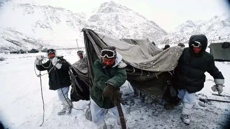 Siachen Glacier - सियाचिन में भारतीय सेना के बेस कैंप के पास Siachen Glacier - सियाचिन में भारतीय सेना के बेस कैंप के पास
