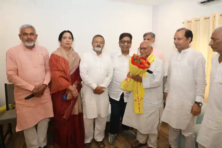 Bihar Politics - जन सुराज में शामिल हुए जेपी सेनानी शिव कुमा Bihar Politics - जन सुराज में शामिल हुए जेपी सेनानी शिव कुमा
