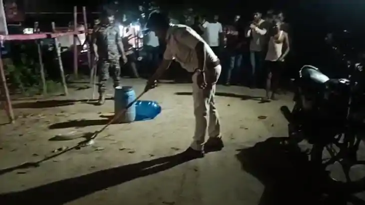 Bihar News : मुंगेर में कच्ची कांवरिया पथ पर दिखा दुर्लभ रसे