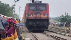 Flood Victims Take Shelter by Railway Tracks as Ganga Rises