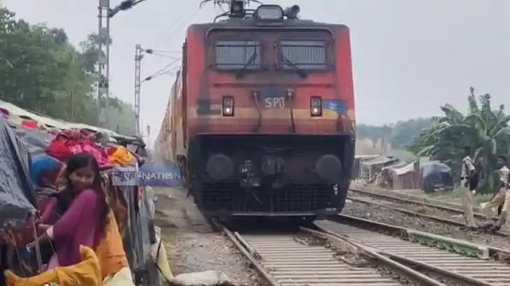 Flood Victims Take Shelter by Railway Tracks as Ganga Rises