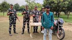 Bihar News : भारत-नेपाल सीमा पर एसएसबी ने की बड़ी कार्रवाई, 2 किलो से अधिक चरस के साथ तस्कर को किया गिरफ्तार
