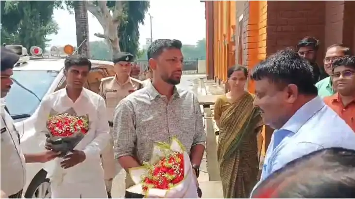 Bihar News : मुजफ्फरपुर जिला स्कूल में अचानक पहुंचे DM कुमार