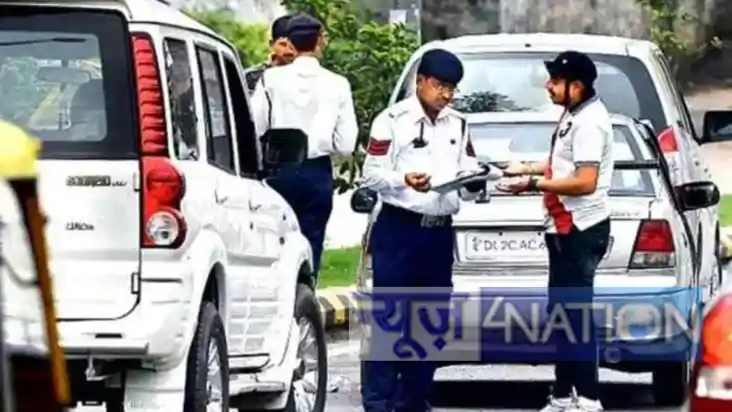 ट्रैफिक चलान काटती पुलिस ट्रैफिक चलान काटती पुलिस