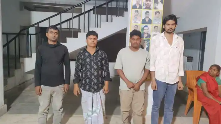 500 मोबाइल चोरी करने वाला 'छोटू' गिरफ्तार, ई-रिक्शा की आड़ म