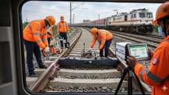 अब ट्रेन के सफर में नहीं लगेंगे झटके, मिलेगा आरामदेह सफर : पटरियों में रेलवे ने किया बड़े बदलाव का फैसला