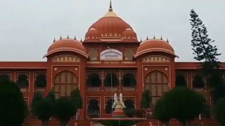 LNMU के कर्मचारियों ने खोला मोर्चा: 15 अप्रैल तक काली पट्टी 