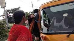 Bihar News : मोतिहारी के छपवा और हरसिद्धि में टेंपो स्टैंड के नाम पर बेखौफ बदमाशों का तांडव, विरोध करने पर परिवार के साथ की मारपीट, वीडियो वायरल