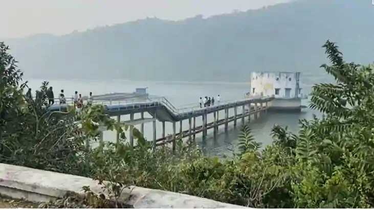 Bihar News: ढलते सूरज की लालिमा में नहाती हवेली खड़गपुर झील,