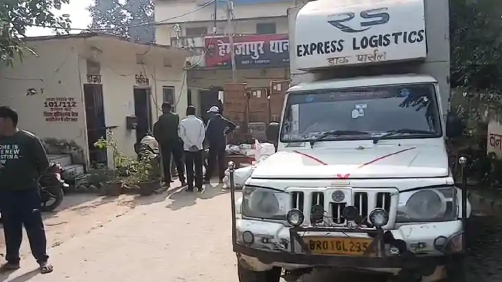 Bihar News : मुंगेर में निजी डाक पार्सल वाहन पर लोड शराब की 