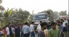 रफ्तार का कहर: हाइवा ने बाइक सवार दोस्तों को रौंदा, एक की मौत, दूसरा जिंदगी-मौत से जूझ रहा