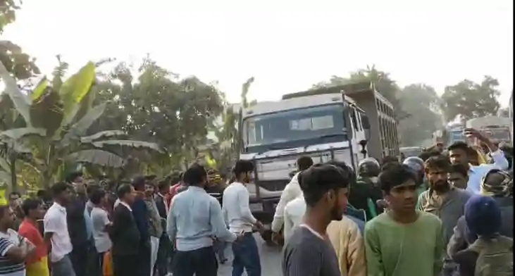 रफ्तार का कहर: हाइवा ने बाइक सवार दोस्तों को रौंदा, एक की मौ