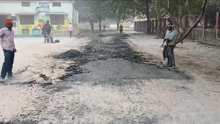 Bihar News : बेतिया में सड़क निर्माण में अनियमितता का वार्ड प