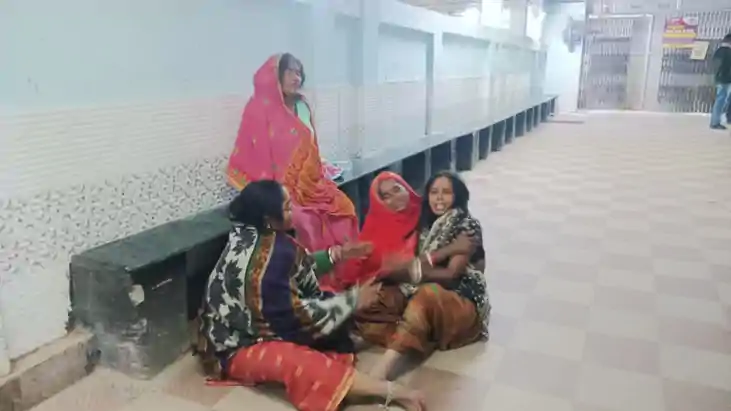 मानवता शर्मसार: घायल को मदद के नाम पर ले गए, मौत हुई तो सदर 