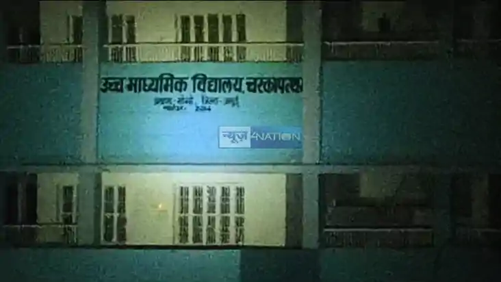 Bihar Teacher News: स्कूल में बेंच पर ही शुरू हो गए मास्टर स
