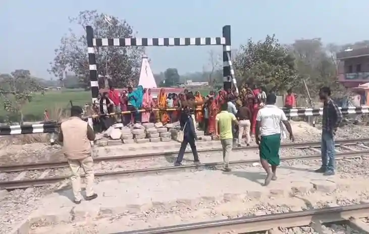 बच्चों का भविष्य नहीं होने देंगे बर्बाद : रेलवे के फैसले के 