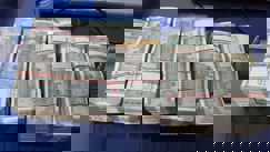 नोटों की गड्डियां देख पुलिस के उड़े होश: बाइक सवारों के बैग से निकले 32 लाख, बंगाल से जुड़ा है कनेक्शन