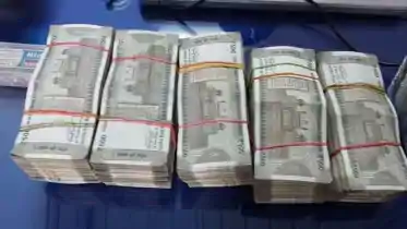 नोटों की गड्डियां देख पुलिस के उड़े होश: बाइक सवारों के बैग से निकले 32 लाख, बंगाल से जुड़ा है कनेक्शन