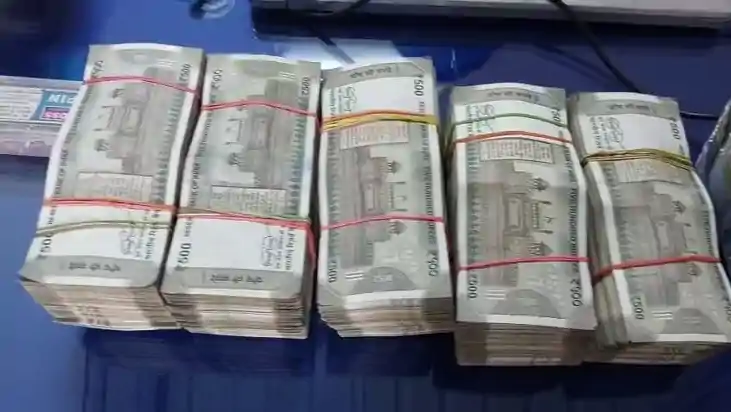 नोटों की गड्डियां देख पुलिस के उड़े होश: बाइक सवारों के बैग स