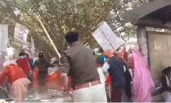 नीट छात्रा की मौत के लिए दोषी आरोपियों की गिरफ्तारी की मांग कर रही महिलाओं का पटना में प्रदर्शन, पुलिस ने चटकाई लाठियां