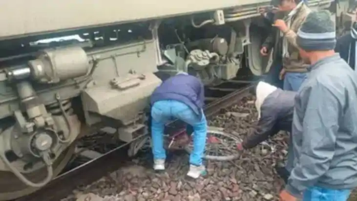 साइकिल के आगे थम गई वंदे भारत की रफ्तार, यात्रियों में मचा ह