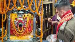 थावे मंदिर में एसपी ने मां दुर्गा को चढ़ाई चांदी की छतरी, वकीलों ने कहा - 'महारानी के चोरों का केस नहीं लड़ेगा कोई अधिवक्ता