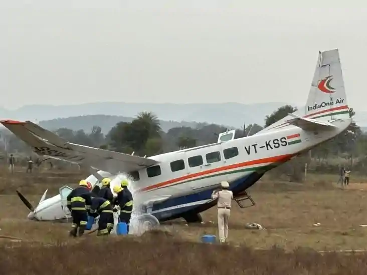 मौत को मात! तकनीकी खराबी के बाद खेत में गिरा विमान, पायलट की